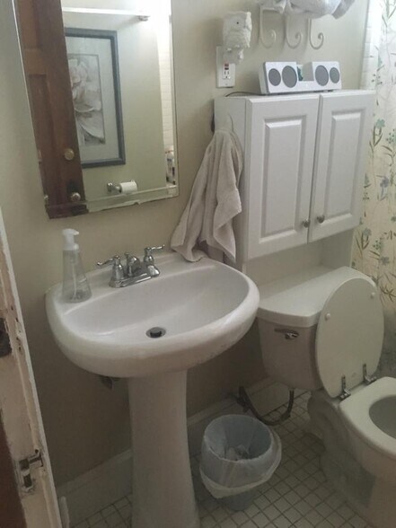 Building Photo - 3024 N Oakland Ave