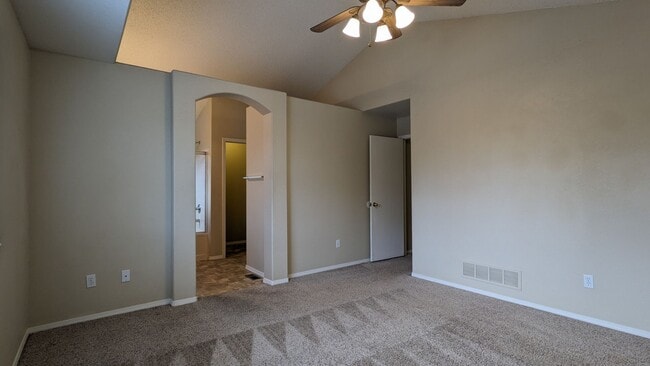 Building Photo - Large 4 Bed 3.5 Bath in Stetson Hills