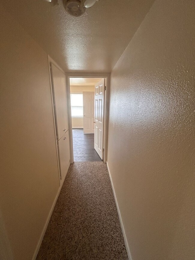 Building Photo - This home is loaded with space and features and Northwest Hanford