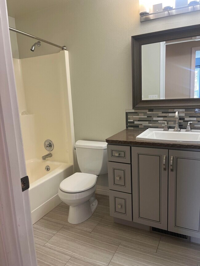 Building Photo - 648 E Maberry Dr