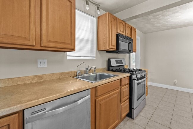 Building Photo - Charming 3-Bedroom Home for Rent in Norfolk!