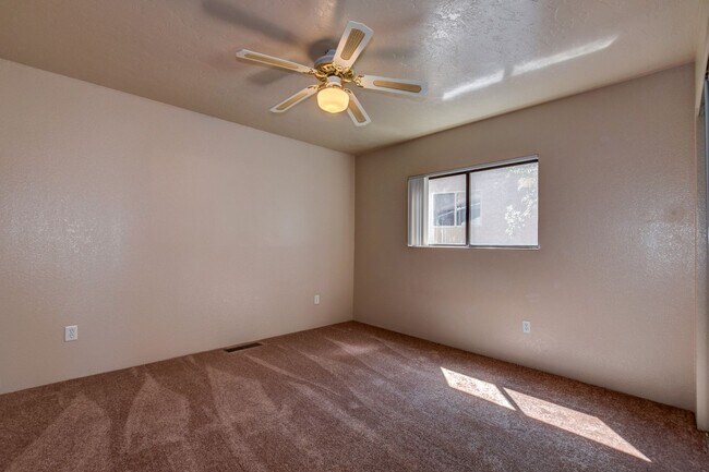 Building Photo - Pet Friendly 4 bedroom, 3 bath home for rent!