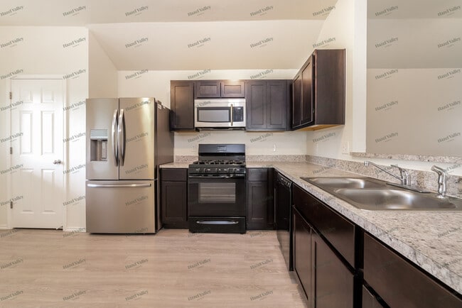 Building Photo - 746 W Lola Dr