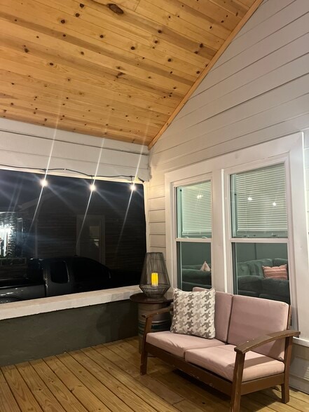 Building Photo - 2559 E 5th Ave