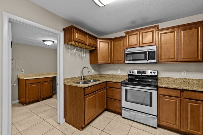 Building Photo - Bright & Cozy 2-Bedroom Townhouse with Solar Panels – Virginia Beach