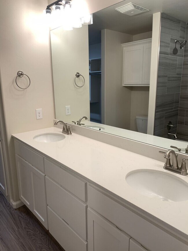 Building Photo - 3 bedroom duplex in Newcastle!