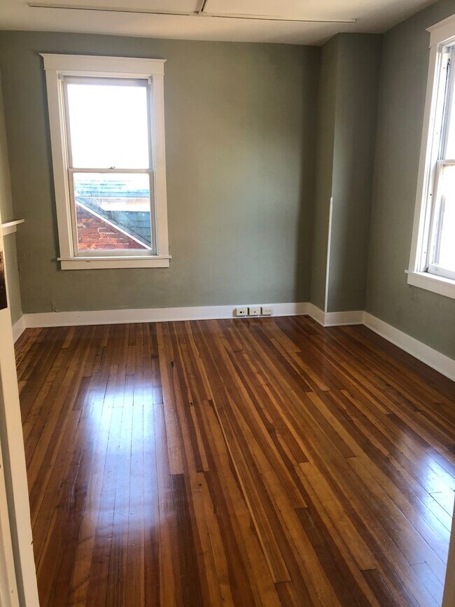 Building Photo - 104 West Chestnut