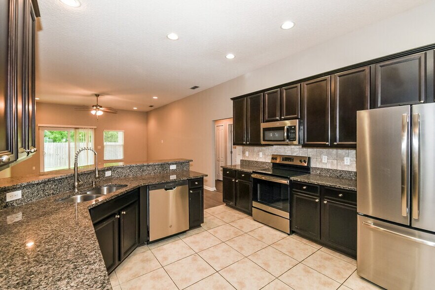 Building Photo - 11049 Snowbrook Ct