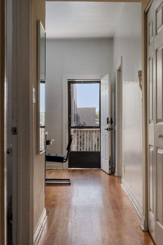 Building Photo - 910N N Damen Ave