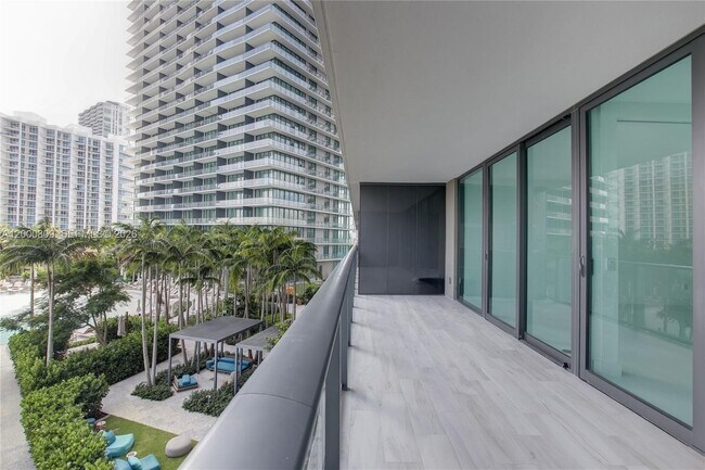 Building Photo - 650 NE 32nd St