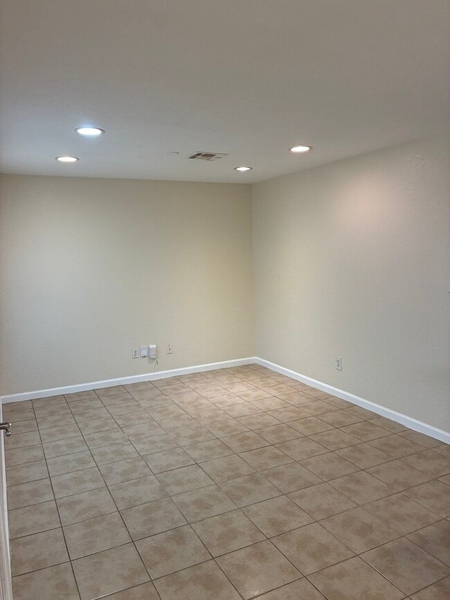 Building Photo - Beautiful 3/2 Duplex in Bay St. Louis MS