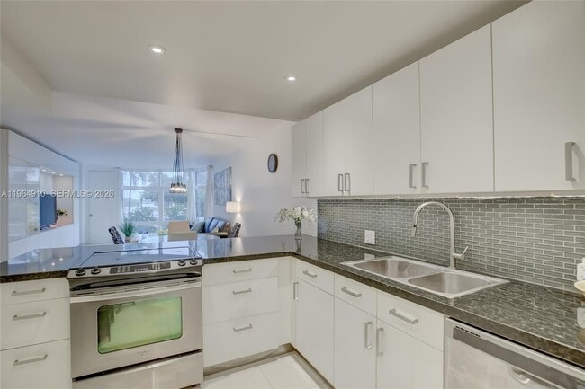 Building Photo - 3375 N Country Club Dr