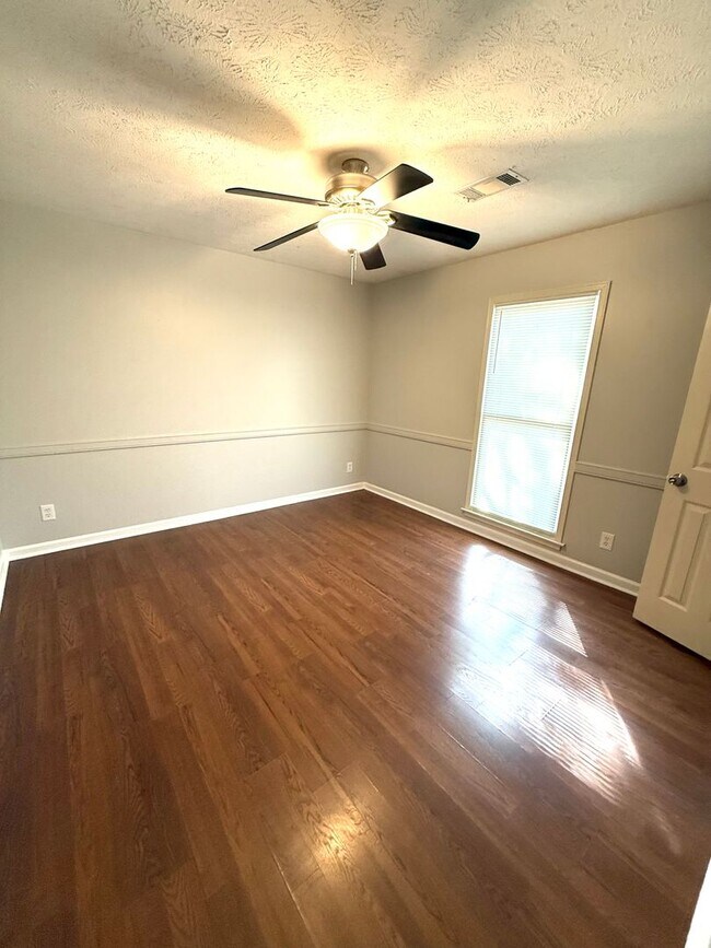 Building Photo - ** 4 Bed 2 bath located in Johnstown ** Ca...