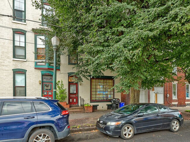 Building Photo - 211 Verbeke St