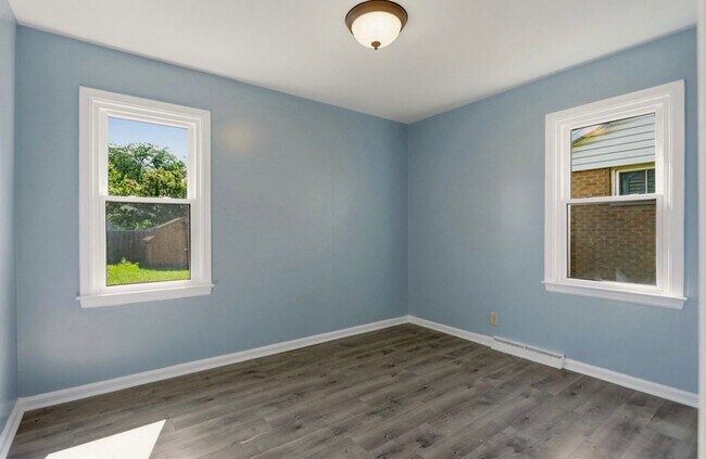 Building Photo - Cozy 2-Bedroom Home with Bonus Room & Fenced Yard!