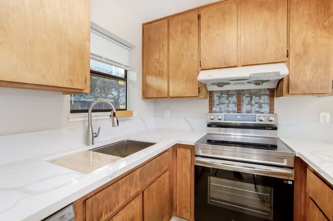 Building Photo - Sunny Potrero Hill 3BR / 1BA Townhome | Private Yard | YouTube Tour