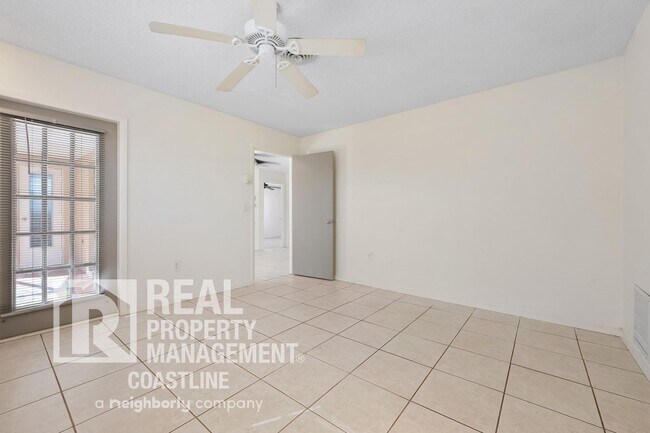 Building Photo - Welcome to Your Venice Oasis!