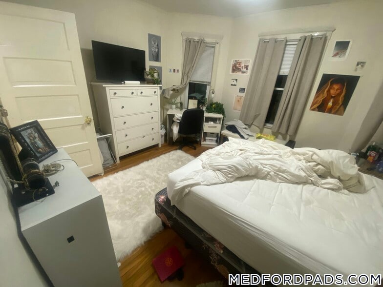 Building Photo - 354 Main St