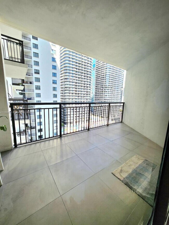 Building Photo - 999 SW 1st Ave