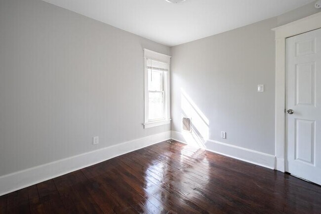 Building Photo - 207 7th Ave