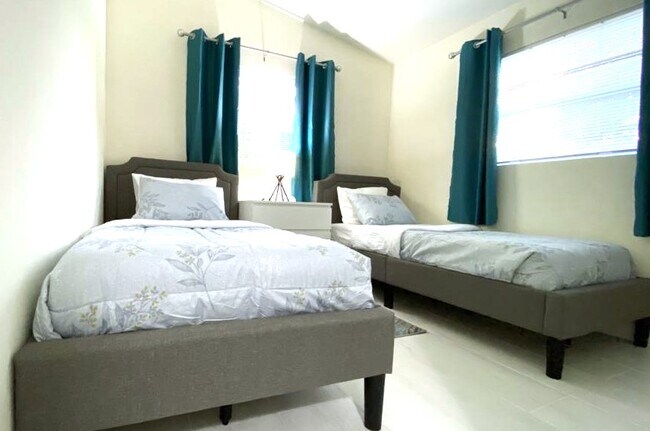 Building Photo - 3000 NW 10th Ave