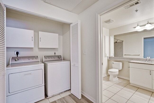 Building Photo - Large Santa Clara 1 Bedroom Condo in River...