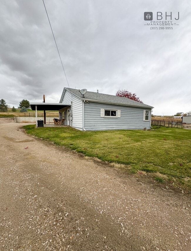 Building Photo - 6 month lease! 3 bed/ 1 bath Single Family Home on Coffeen!