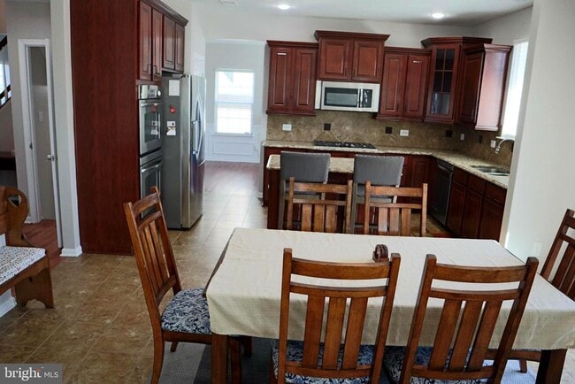 Building Photo - 2716 Lake Forest Dr