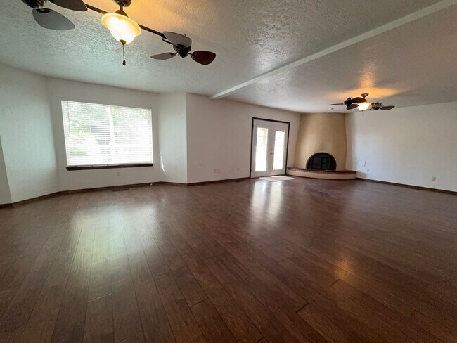 Building Photo - Beautiful 3 bedroom 2 bath