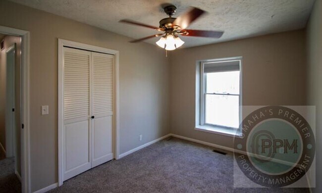 Building Photo - Millard 3 bed 3 bath with Park Access!