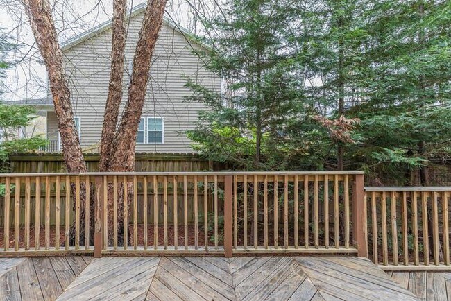 Building Photo - NW Large Updated Home! LR, DR, Den, FP, Ha...