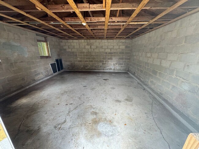 Building Photo - Pensacola - North Hill - 2 bed, 2 bath