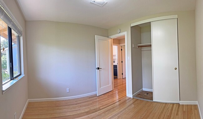 Building Photo - Beautiful Updated 3 Bedroom, 2 Bathroom Sa...