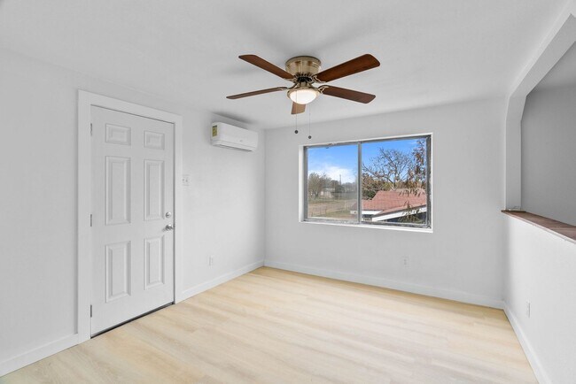 Building Photo - SECOND FLOOR APARTMENT WATER AND ELECTRICITY INCLUDED!!