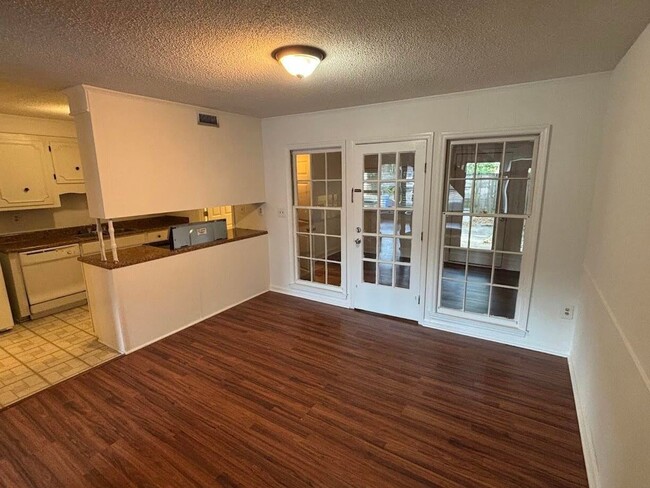 Building Photo - 3 Bedroom Townhouse available in Ashley Vi...