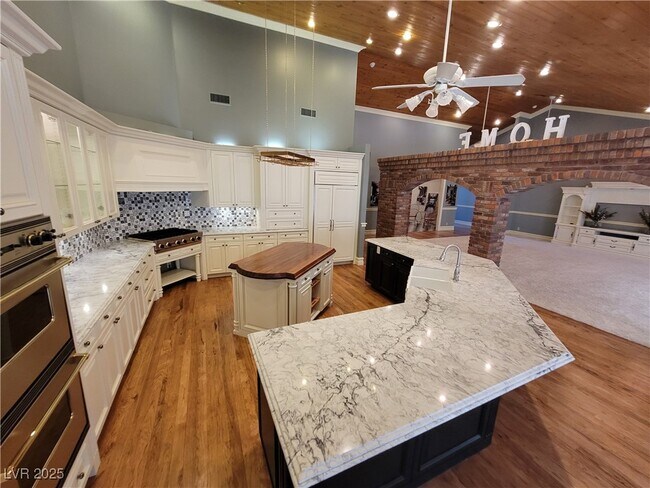 Building Photo - 5110 N Valadez St