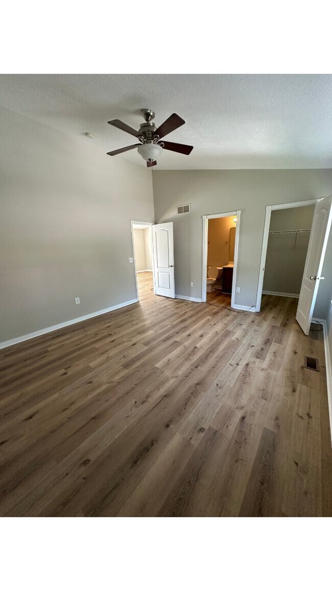 Building Photo - 6536 Oak Crest Dr