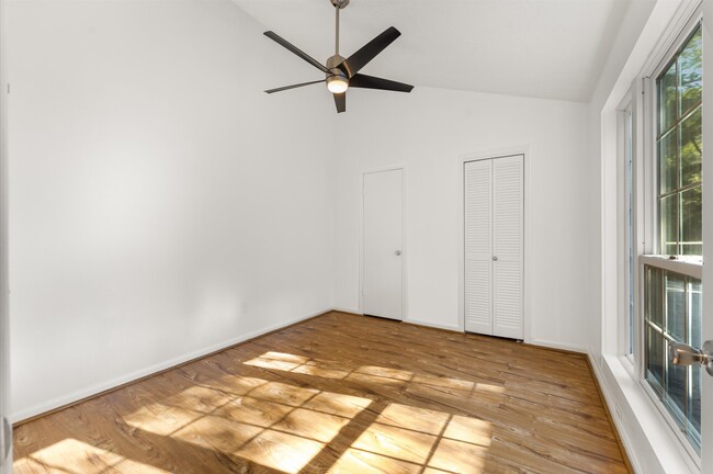 Building Photo - 33 Crystal Lake Ln