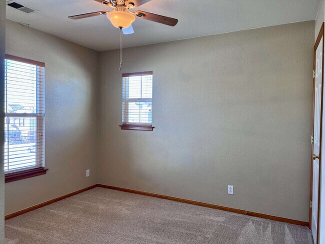 Building Photo - Beautiful 3 Bed/2.5 Bath End Unit Two-Level Townhome! Wonderful Deck off Living Room with backyar...