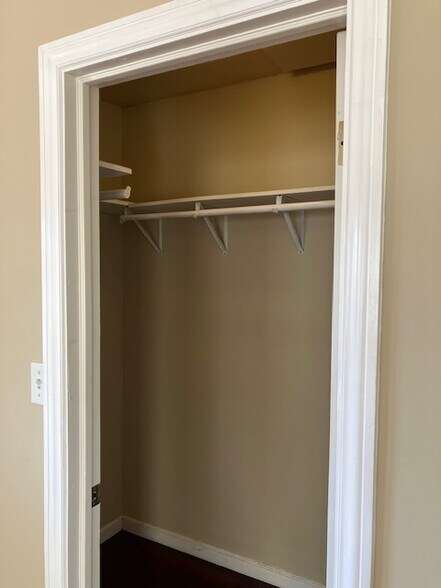 Building Photo - 2833 S Victoria Ave