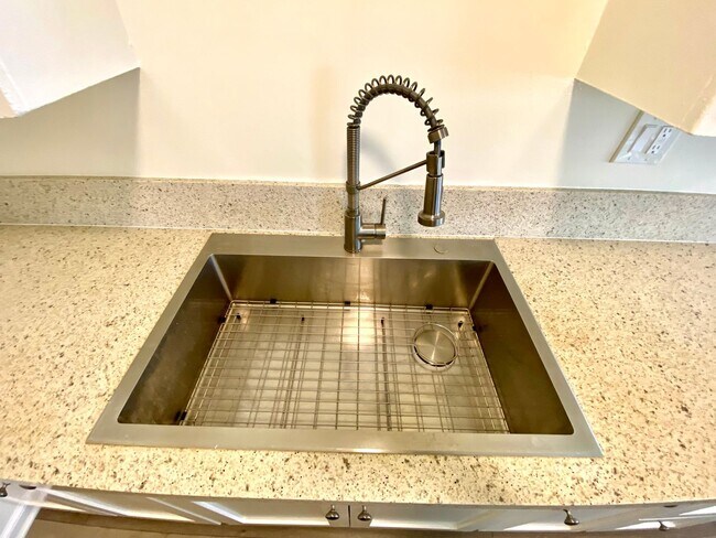 Building Photo - Beautifully Upgraded 1 Bedroom / 1 Bathroom Apartment Available Now!