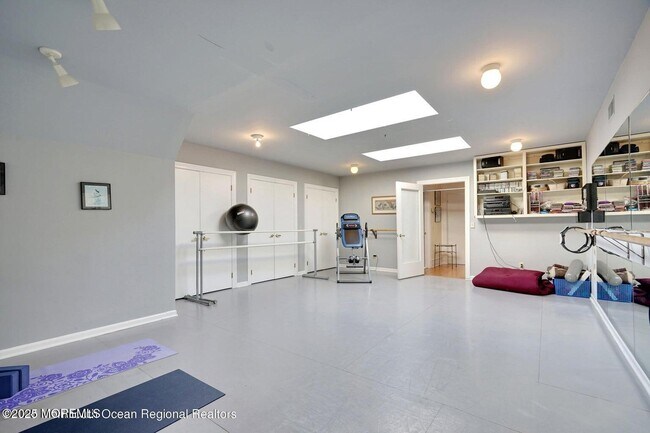 Building Photo - 758 Roseld Ave