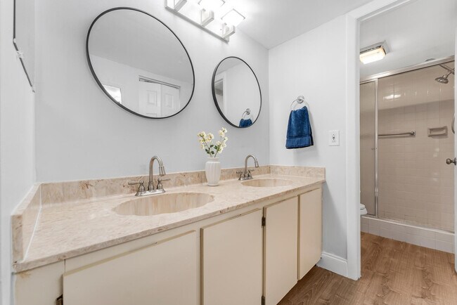 Building Photo - 7843 Willow Spring Dr