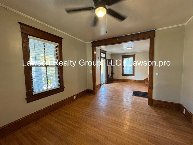 Building Photo - Three Bedroom Home - Walking Distance to G...