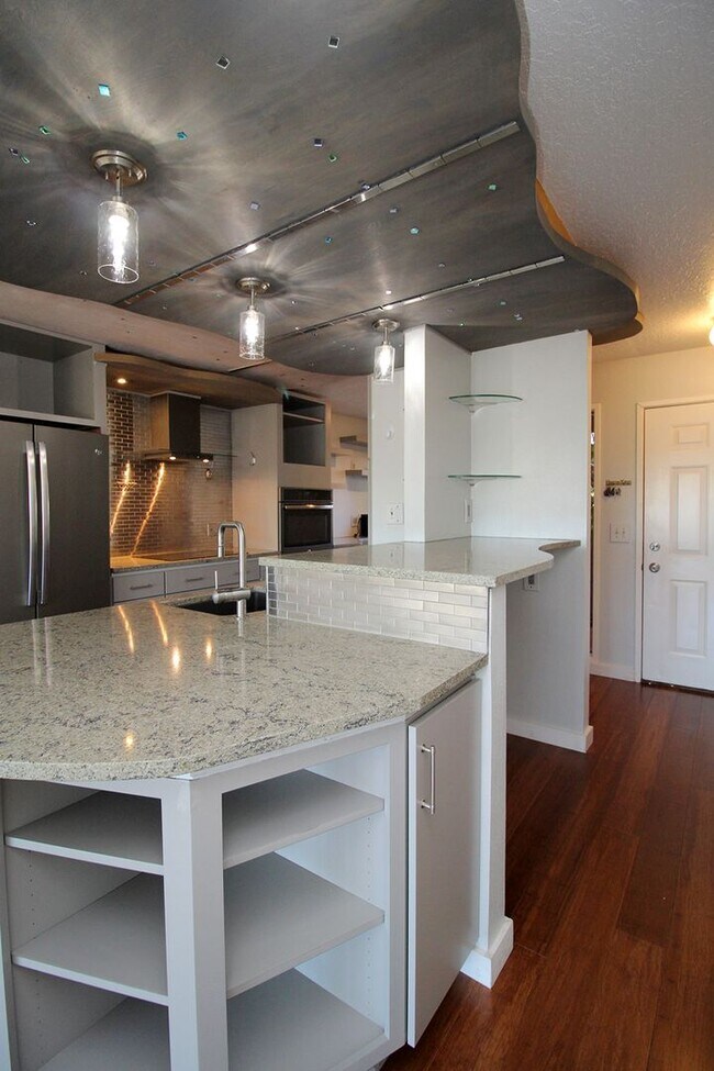 Building Photo - 7545 N Edgewater St