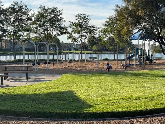 Building Photo - Reduced Price! Spacious 5 Bed, 3 Bath home...