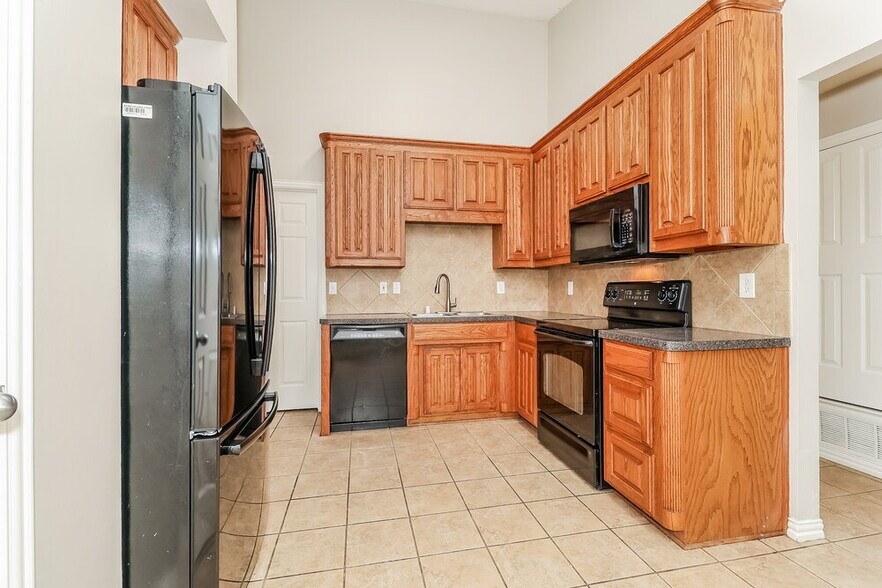 Building Photo - 7917 Val Verde Dr
