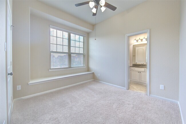 Building Photo - 12130 La Strada St