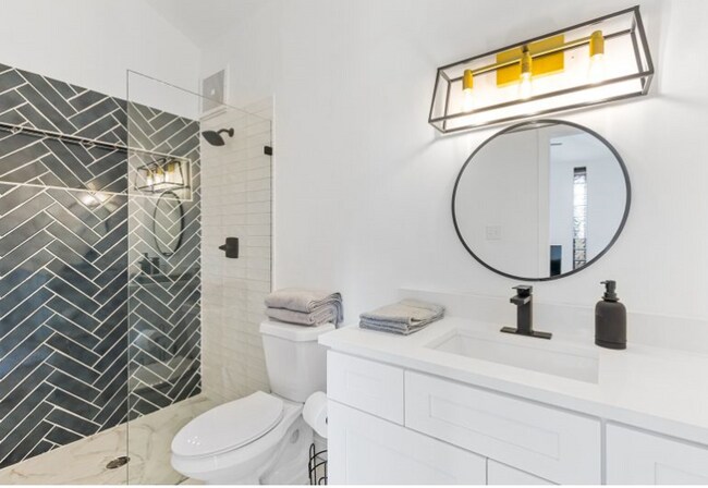 Building Photo - 626 N Hampton Rd