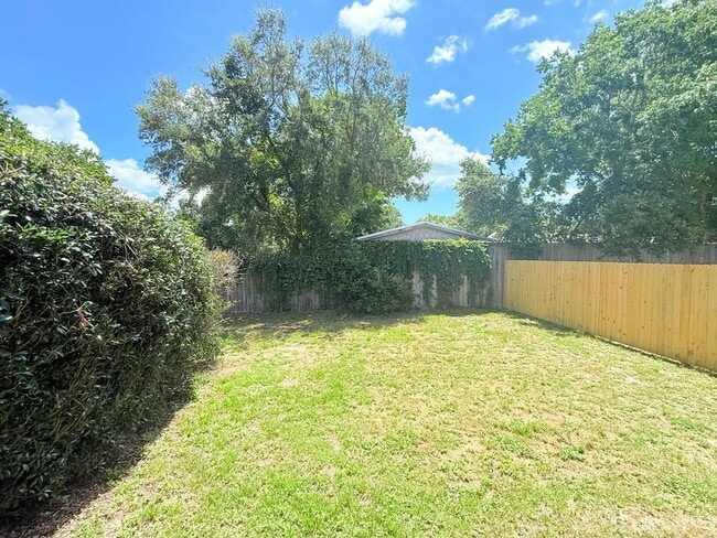 Building Photo - Charming 2 Bed/2 Bath Duplex